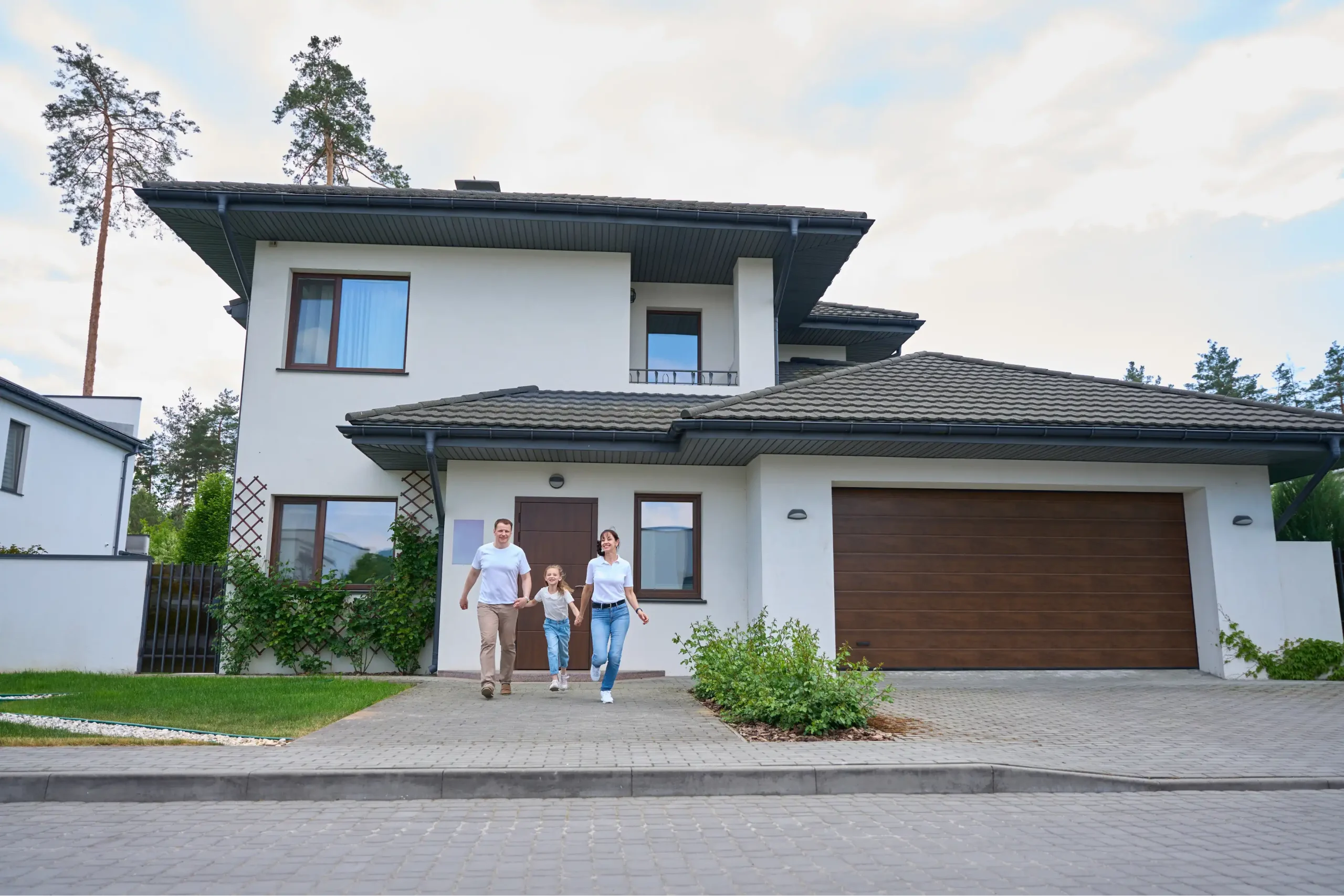 happy-family-holding-hands-and-running-f-2024-10-18-09-02-02-utc-01